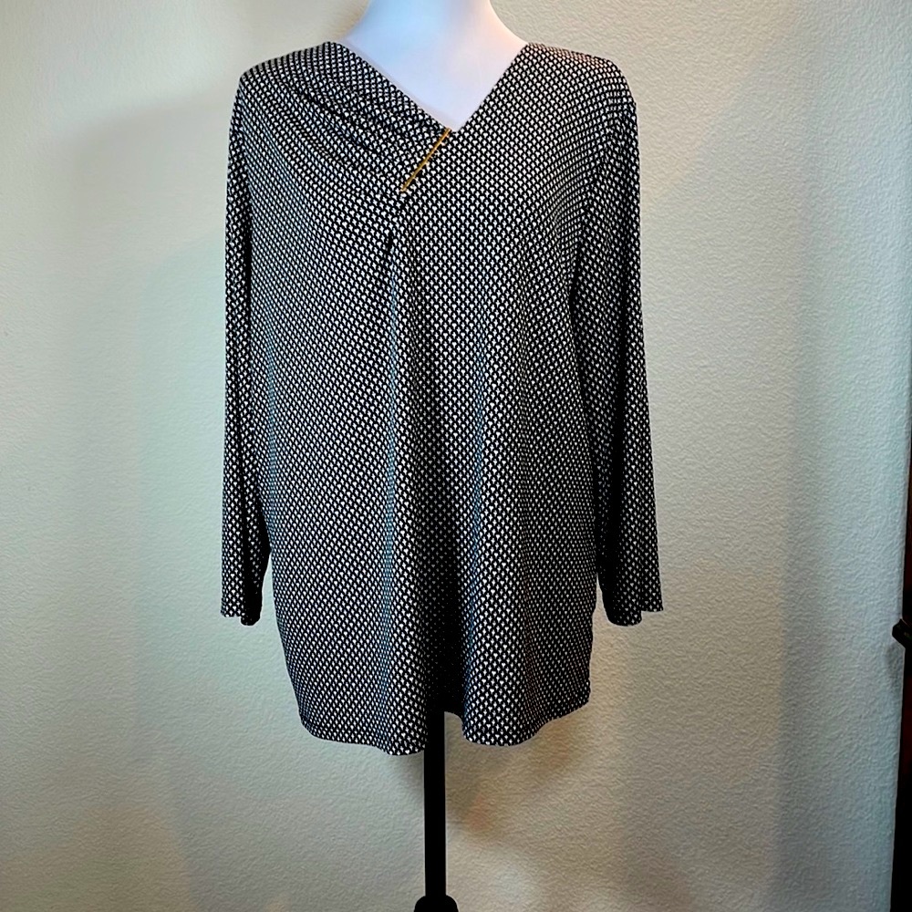🌸Liz Claiborne Career Top Size XL Black White w/Gold Bar Liquid Knit EUC